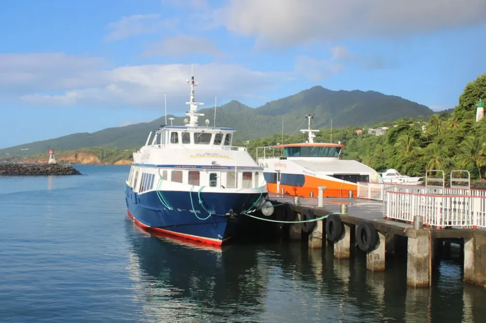 Aller aux Saintes : navette, horaires et nuit sur place