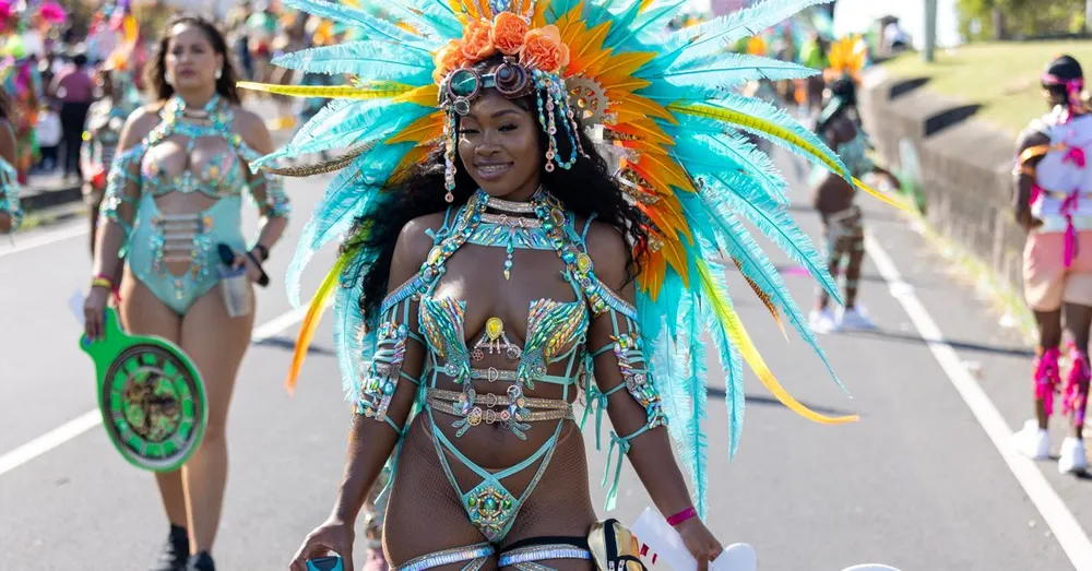 Carnaval du Moule : loger cote Atlantique pendant les defiles