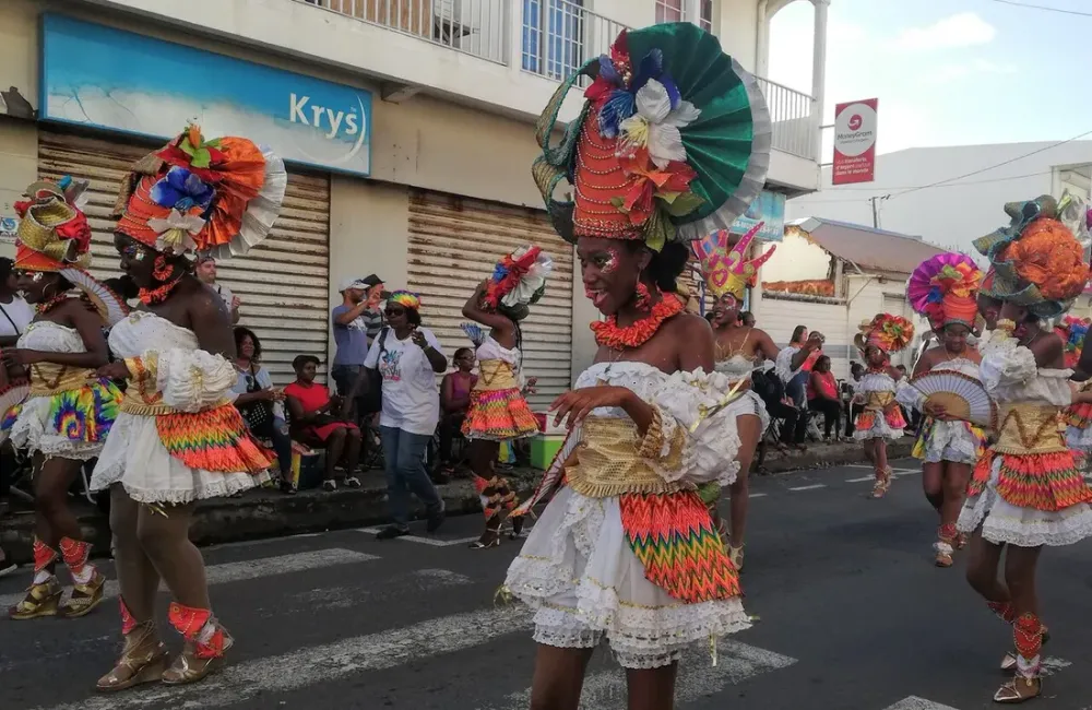 Carnaval du Moule : loger côté Atlantique pendant les défilés