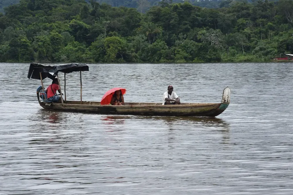 Cuisine bushinengue du Maroni : pimentade, aloko et héritage marron à Saint-Laurent