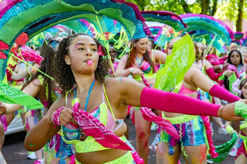 Défiler avec un groupe de carnaval en Guyane : comment un visiteur peut y participer
