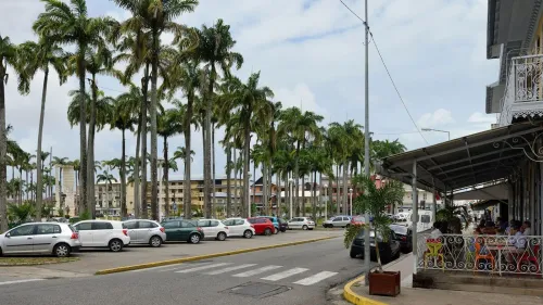 Dormir au centre de Cayenne sans voiture : marché, gare routière, tout à pied