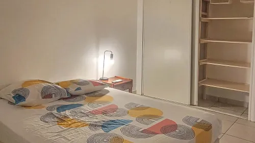 Parloir au centre pénitentiaire de Rémire-Montjoly : dormir à proximité la veille