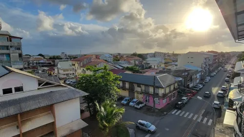Dormir près de la préfecture et du tribunal de Cayenne : démarches et audiences
