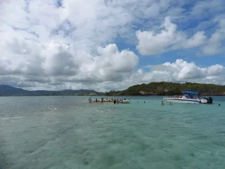 勒弗朗索瓦白沙浅滩与约瑟芬浴缸：如何选择负责任的出海行程