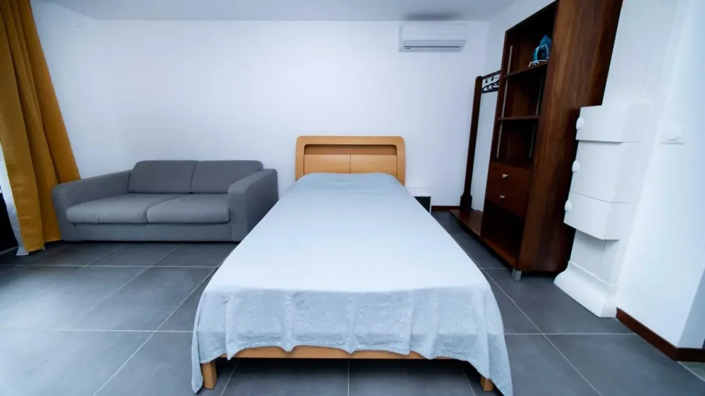 Seul(e) à Cayenne pour une nuit : studio sécurisé, arrivée simple, quartier calme