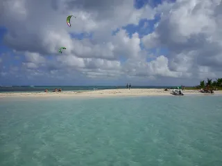 Louer un bateau sans permis en Guadeloupe : guide des bases de Sainte-Anne et Saint-François pour explorer les îlets