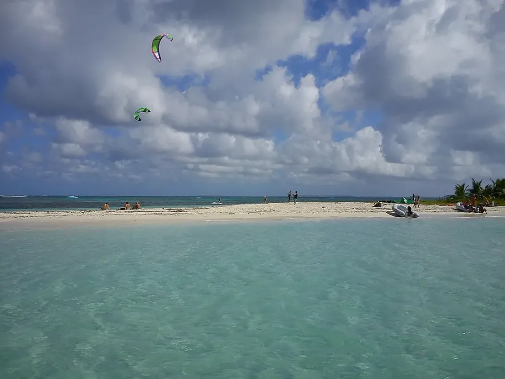 Louer un bateau sans permis en Guadeloupe : guide des bases de Sainte-Anne et Saint-François pour explorer les îlets
