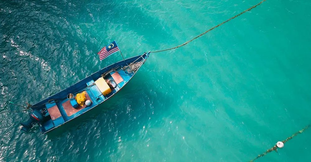 Alugar um barco sem habilitação em Guadalupe: guia das bases de Sainte-Anne e Saint-François para explorar os ilhéus