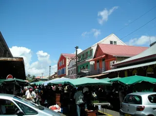 Marché de Cayenne : guide gourmand, épices, bouillons hmong et meilleures heures