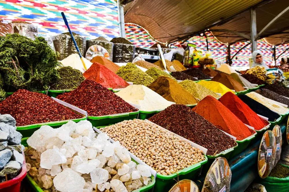 Marché de Fort-de-France : guide complet du grand marché couvert (épices, horaires, bons plans)