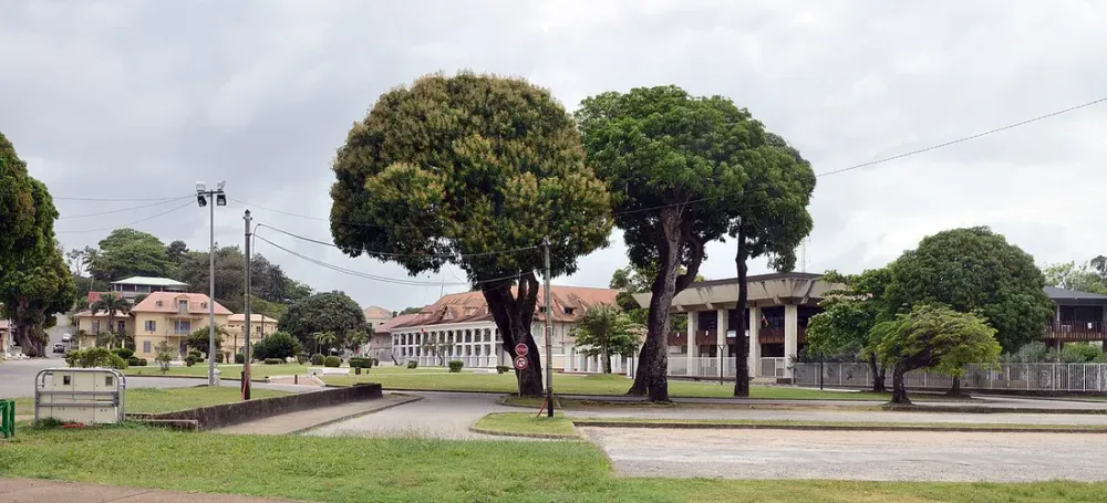 Où loger à Cayenne ? Hôtel vs location pas cher (guide 2026)