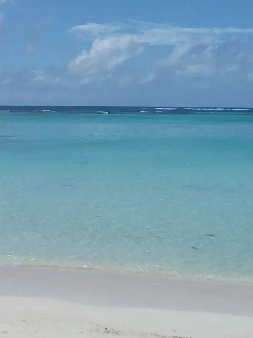 Plage de Bois Jolan Sainte-Anne : lagon peu profond pour enfants