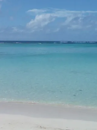 Plage de Bois Jolan Sainte-Anne : lagon peu profond pour enfants