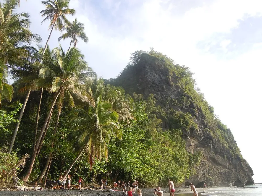 Plages du Nord Atlantique en Martinique : Anse Charpentier et Anse Couleuvre, le sable noir sauvage