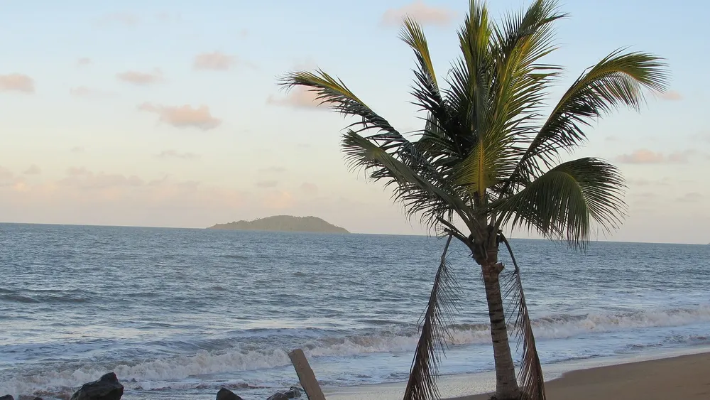 Route de Bourda à Cayenne : la plage à 400 m et les roches du Mont Bourda