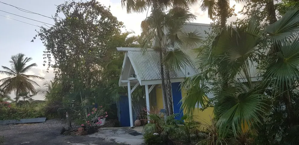SCI ou nom propre pour investir en location meublée en Guadeloupe ?