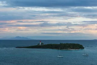 Taxe de séjour en Guadeloupe : barème par commune, collecte et pics événementiels
