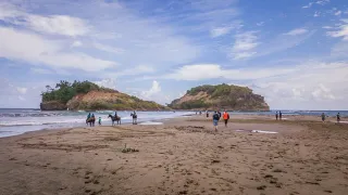 Tombolo de Sainte-Marie : marcher vers l'îlet à marée basse