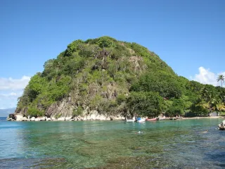 Visiter Les Saintes en une journée : ferry, Pain de Sucre et Fort Napoléon