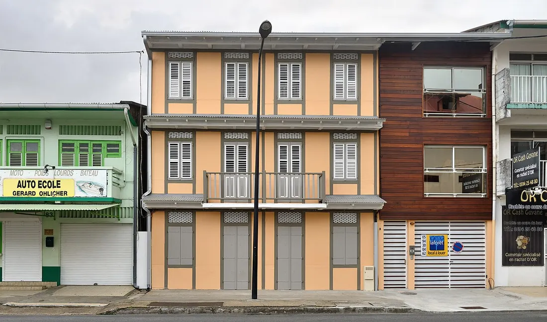 Maison créole du centre de Cayenne, aux volets de bois