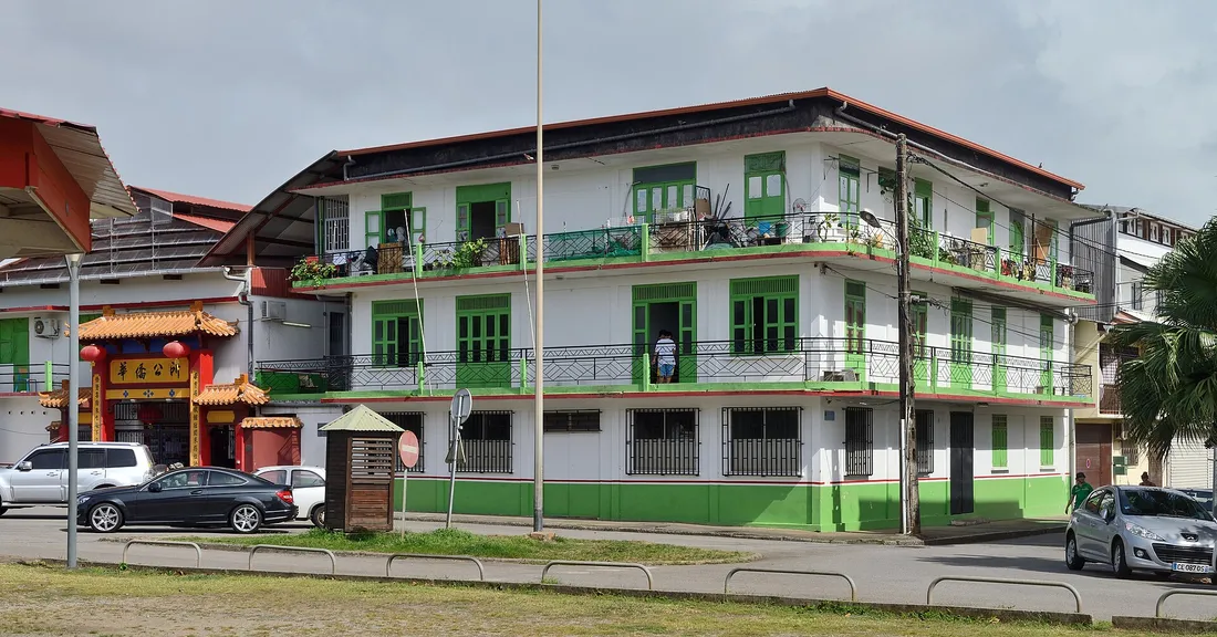Immeuble de logements avec balcons et persiennes, place Auguste-Horth à Cayenne, Guyane
