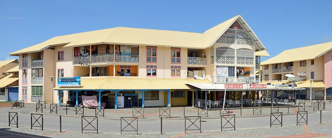 Immeubles collectifs de logements au-dessus des commerces, centre de Kourou, Guyane