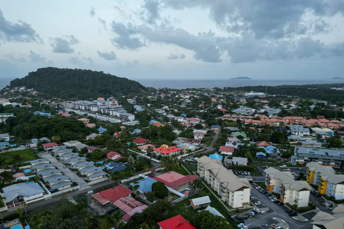 Vue aérienne de Cayenne au crépuscule, quartiers résidentiels et colline de Montabo