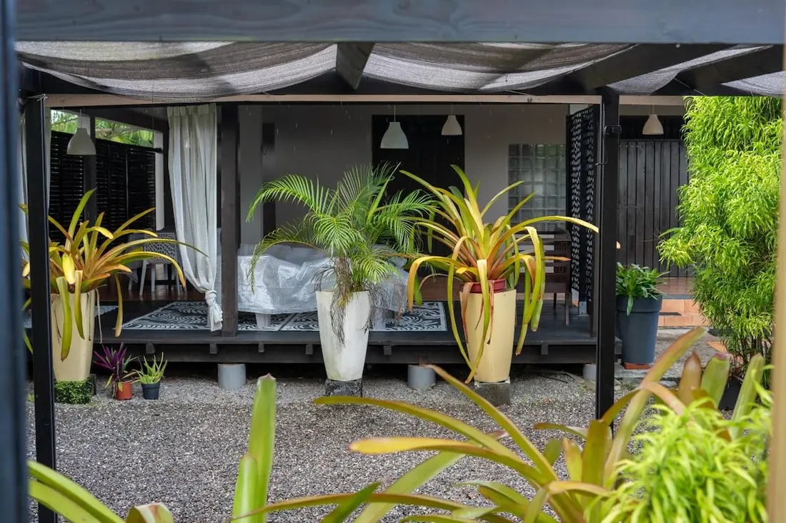 Terrasse couverte de la Casa Belas Artes à Cayenne, pergola et plantes tropicales