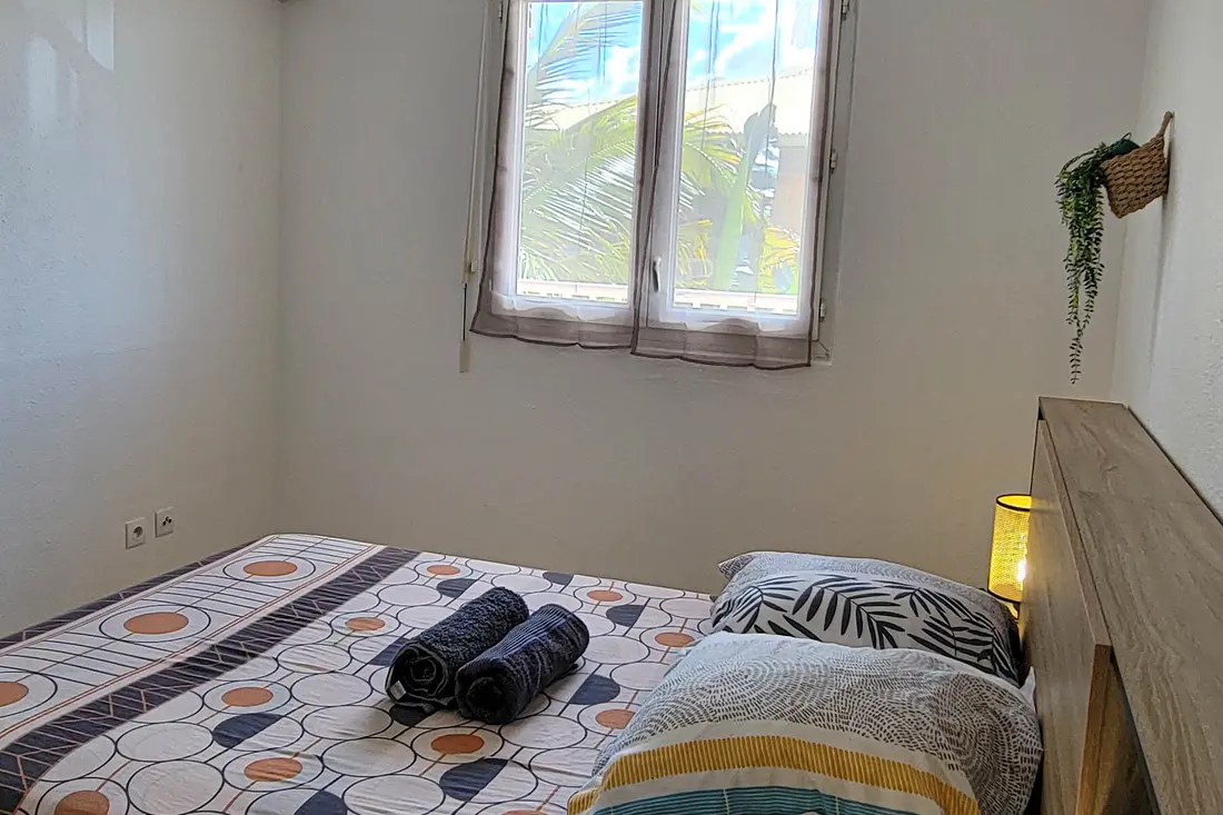 Quarto de um apartamento Cayenne Chic com cama de casal e ar-condicionado