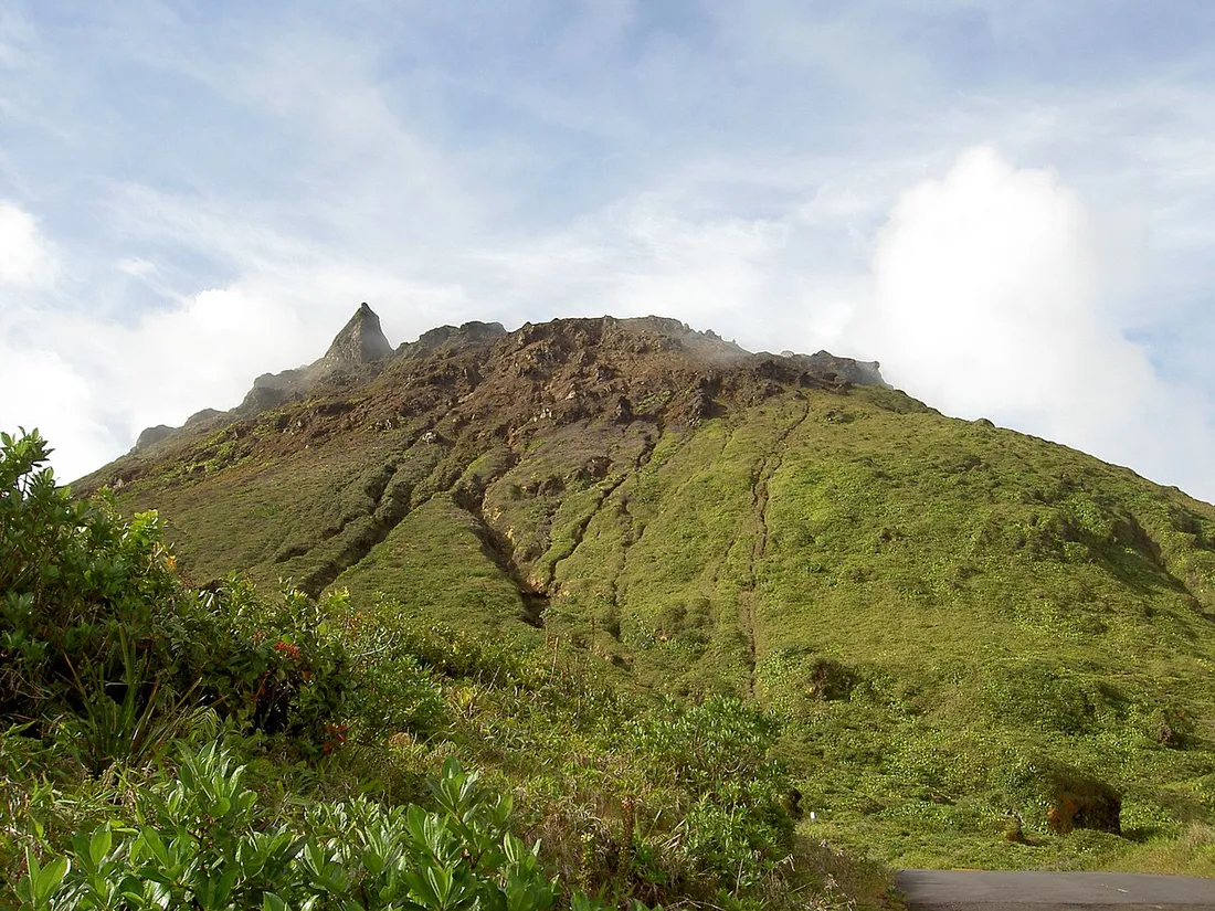 Sommet du volcan de la Soufriere en Guadeloupe a 1467 m, flancs couverts de vegetation avec sentier de randonnee menant au piton