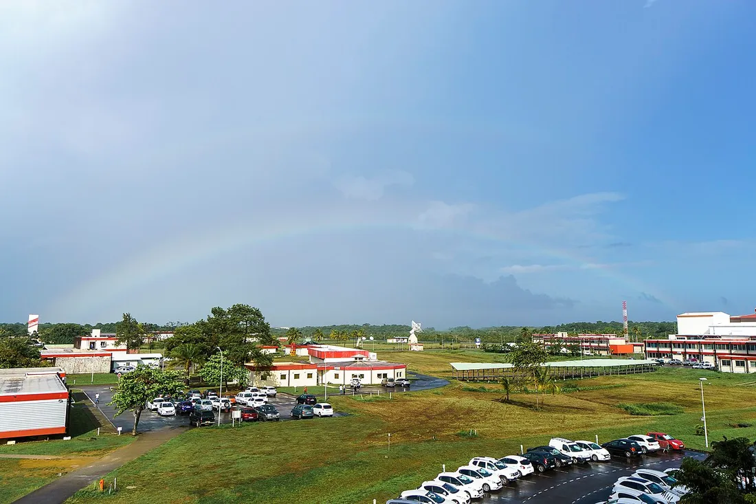 Vue du Centre Spatial Guyanais a Kourou avec un arc-en-ciel au-dessus des installations du port spatial europeen d'ou decollent Ariane 6 et Vega-C