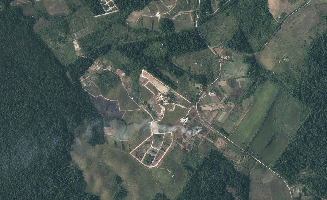 Orthophotographie aérienne du lieu-dit Wayabo, sur la commune de Kourou : parcelles agricoles découpées dans la forêt et desservies par des pistes en terre, sans route traversante