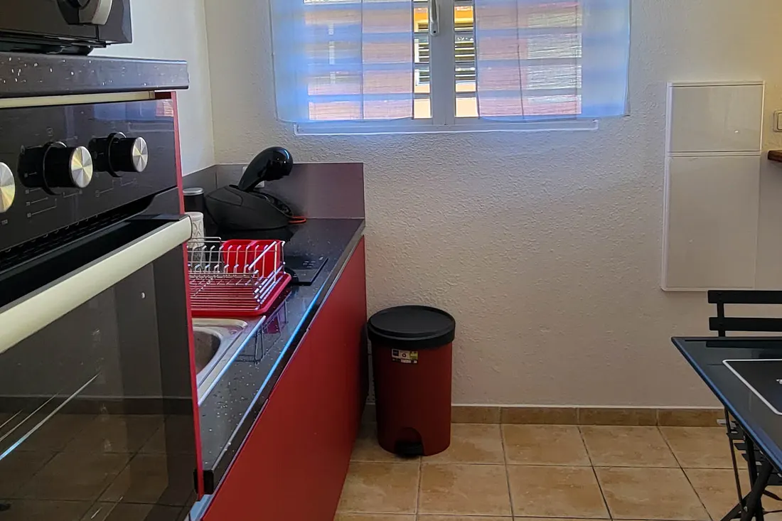 Cuisine d'un appartement Cayenne Chic avec four et plan de travail