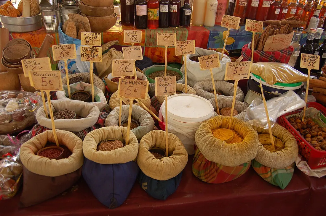 Étal d'épices locales (colombo, bois d'Inde, roucou, safran) sur le marché de Pointe-à-Pitre en Guadeloupe, illustrant la gastronomie créole labellisée