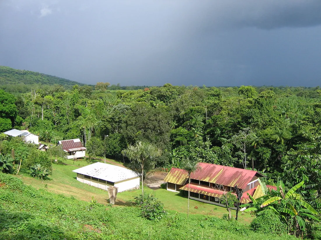 Vue en hauteur sur le village de Ouanary et le fleuve, en Guyane