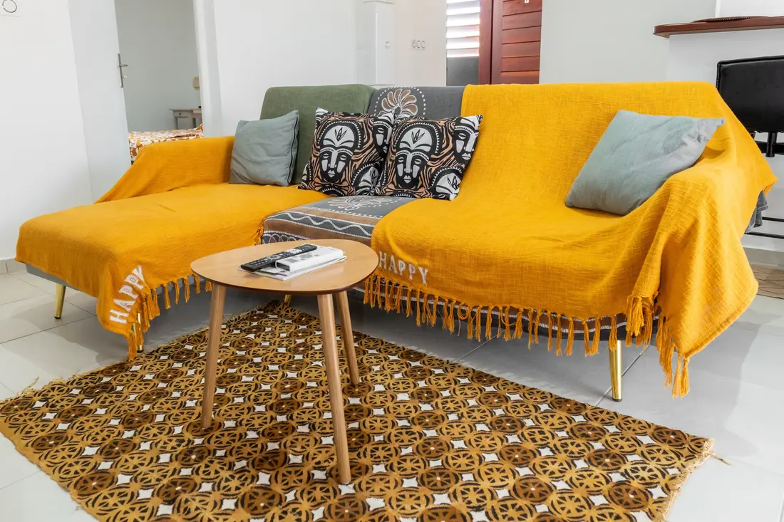 Quarto do Nid de Thalys, em Caiena, com cama arrumada e luz natural