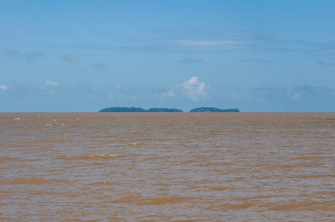 Les Îles du Salut au large de la côte guyanaise, vues depuis la Pointe Pollux près de Sinnamary et Kourou