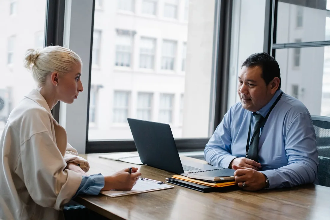 Entretien professionnel entre un recruteur et une candidate