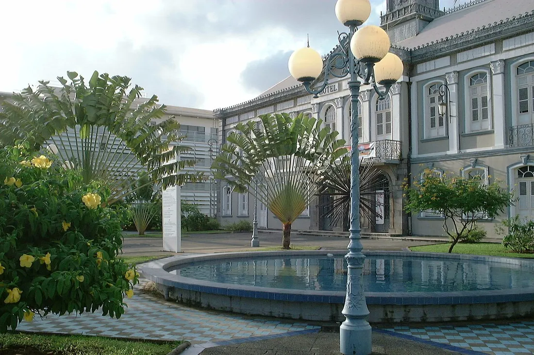 Façade de la mairie (hôtel de ville) de Fort-de-France en Martinique, lieu de déclaration des locations courtes durées