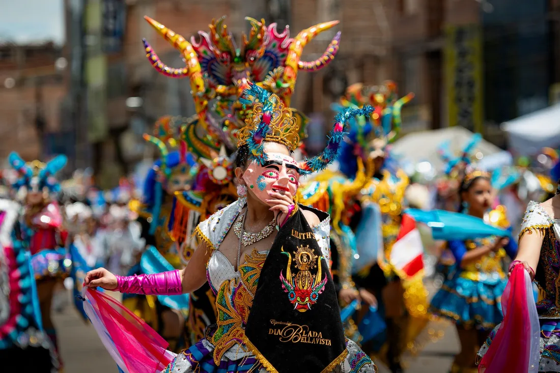 Costumes et masques colorés lors d'un défilé traditionnel