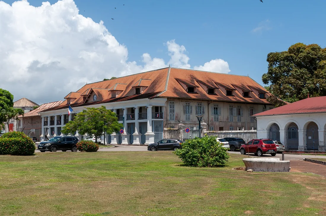 Hôtel de préfecture de la Guyane à Cayenne, où s'effectuent les principales démarches administratives d'installation