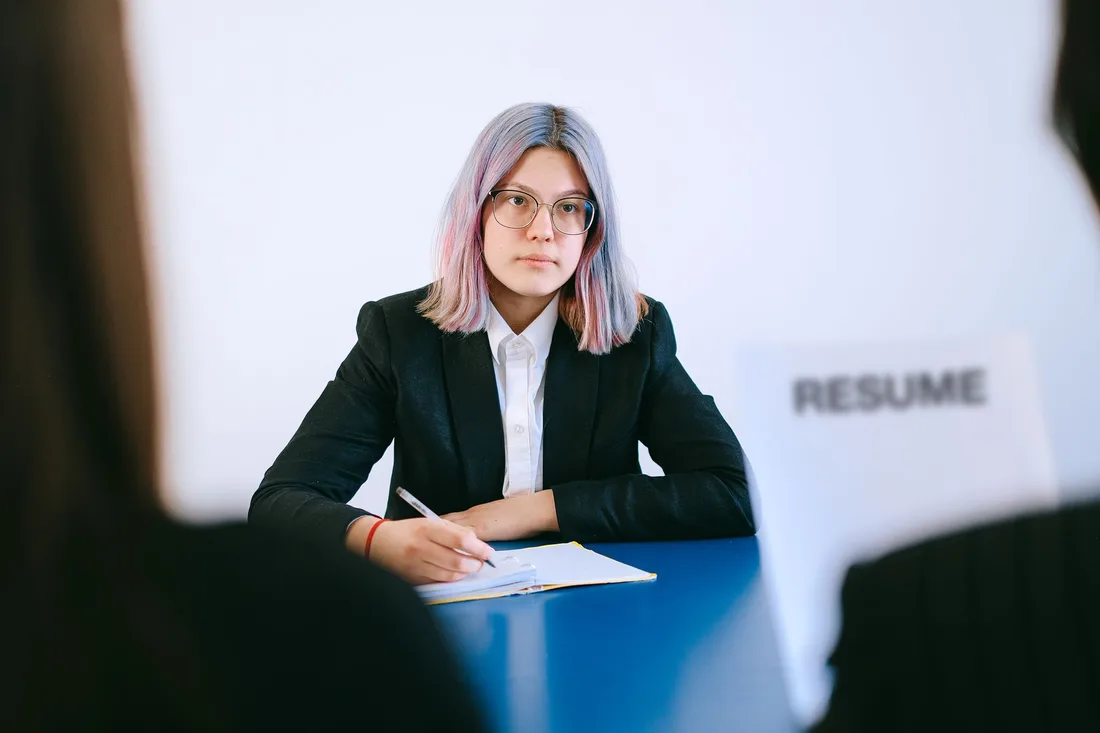 Recruteuse prenant des notes pendant un entretien professionnel