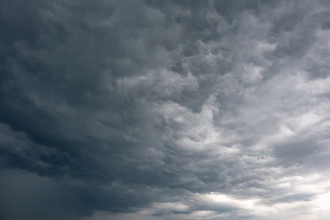 Ciel sombre et menaçant au-dessus d'un paysage dégagé