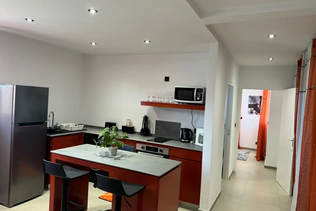 Logement de la Résidence Francis à Montabo : coin séjour et cuisine ouverte, mobilier clair