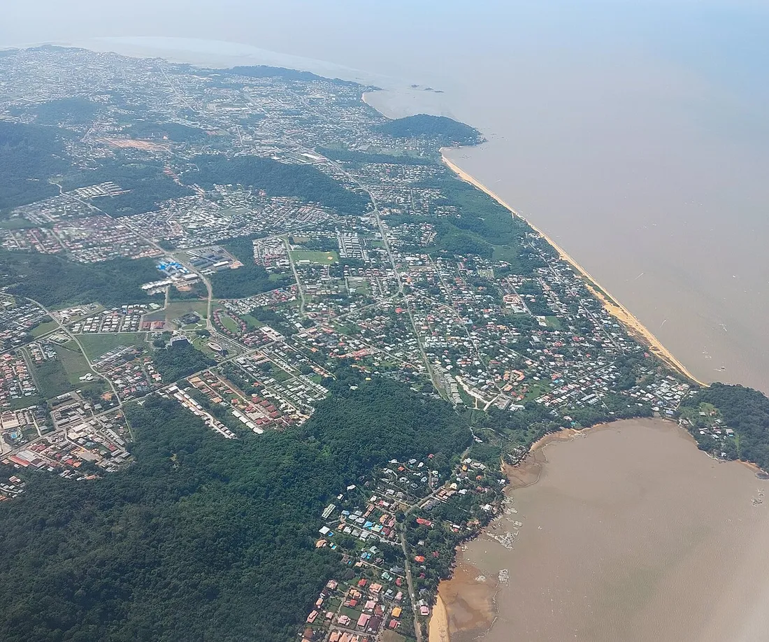 Vue aérienne depuis un avion de la commune de Rémire-Montjoly, en Guyane, avec le littoral atlantique et, au fond, Cayenne
