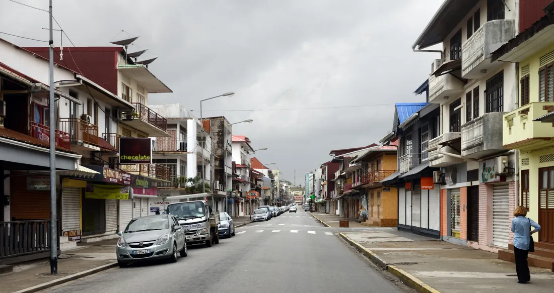 Rue commerçante du centre-ville de Cayenne en Guyane, immeubles avec logements à l'étage