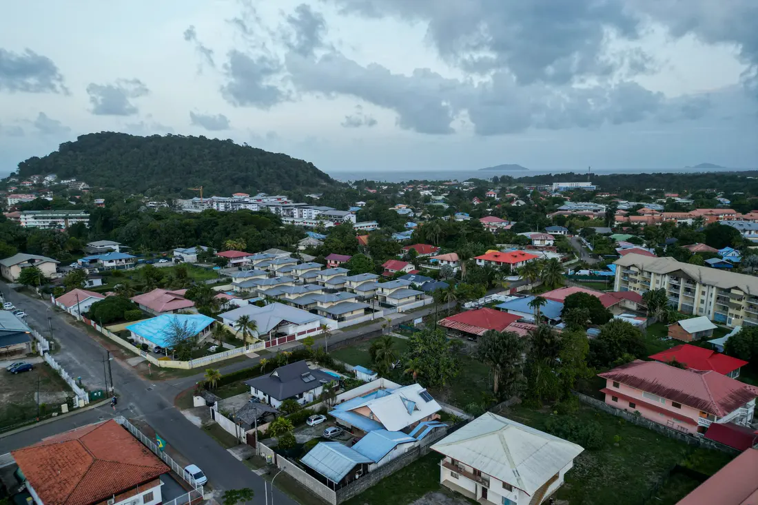 Vue aérienne des quartiers résidentiels de Cayenne en fin de journée