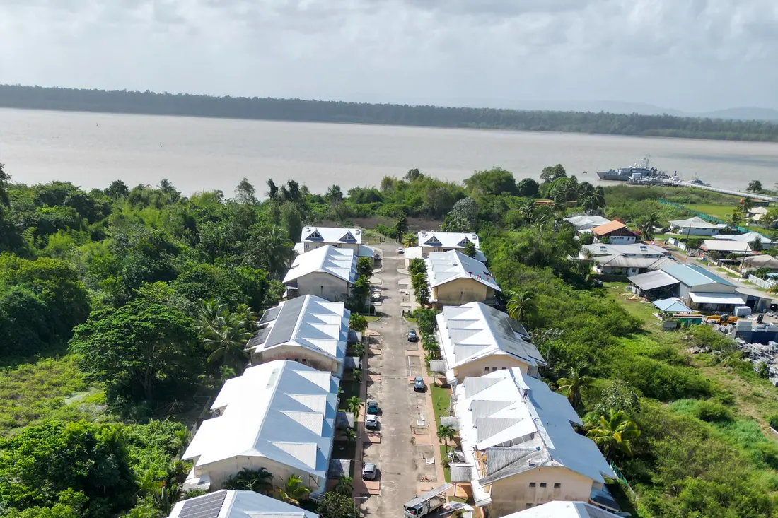 Vue aérienne de la résidence de la Villa Mahury au bord du fleuve, eau brune du littoral guyanais