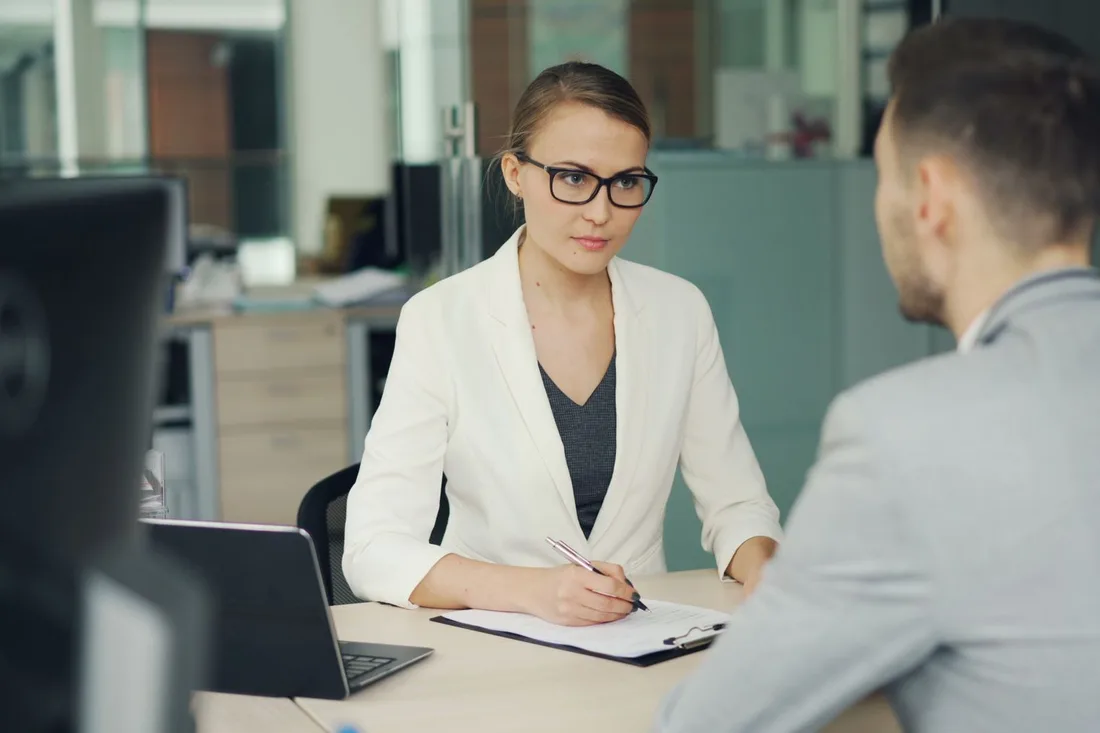 Deux professionnels en réunion de travail concentrée
